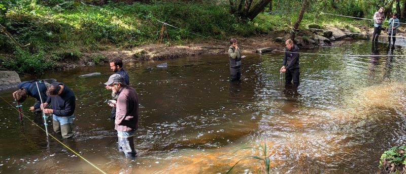 Formation jaugeage en rivière CATER COM / INRAE sur la Rouvre avec la règle à jauger en septembre 2024